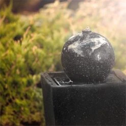 Königsbrunn Springbrunnen Solar 200 L/h LED Akku Basaltoptik -Deutschland Klarstein Verkaufs-Shop 10029040 yy 0003 ambient Blumfeldt Koenigsbrunn Solar Springbrunnen LED