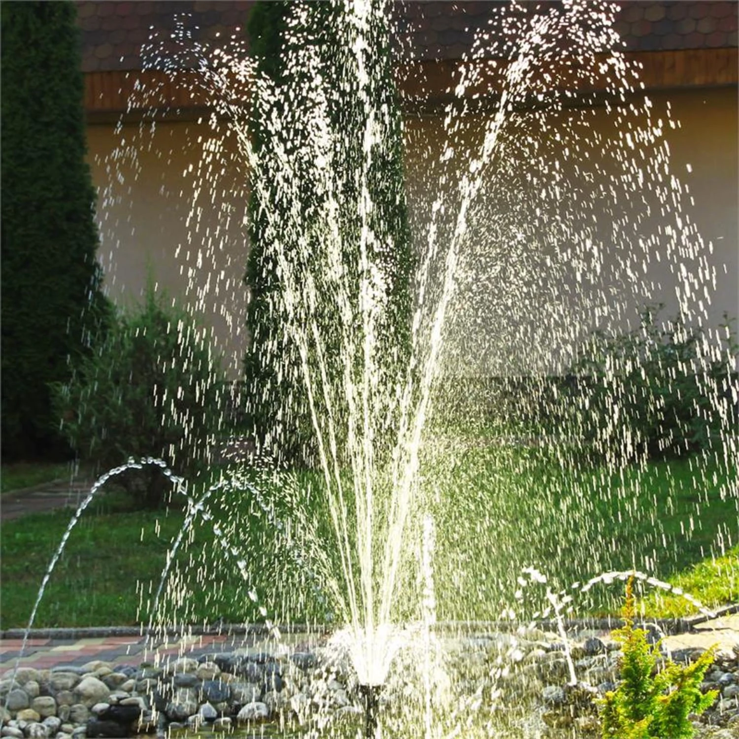 Wasserwerk 250 Wasserpumpe Solar Springbrunnen 250 l/h LED Akku Wasserwerk 250 Wasserpumpe Solar Springbrunnen 250 L/h LED Akku -Deutschland Klarstein Verkaufs-Shop 10029901 yy 0006 ambient Blumfeldt Wasserwerk 250 Solar Springbrunnen LED
