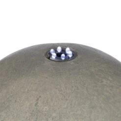 Trafalgar Gartenbrunnen 1,5m LED Fiberglas-Zement 4,5 Kg Ziersteine 3 Trafalgar Gartenbrunnen 1,5m LED Fiberglas-Zement 4,5 Kg Ziersteine -Deutschland Klarstein Verkaufs-Shop 10031620 yy 0004 detail Blumfeldt Trafalgar Zierbrunnen Gartenbrunnen Tuff