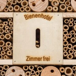 Insektenhotel Mit Spitzdach Aufhängung Ganzjährig Bewohnbar Holz 4 Insektenhotel Mit Spitzdach Aufhängung Ganzjährig Bewohnbar Holz -Deutschland Klarstein Verkaufs-Shop 10038022 yy 0005 logo